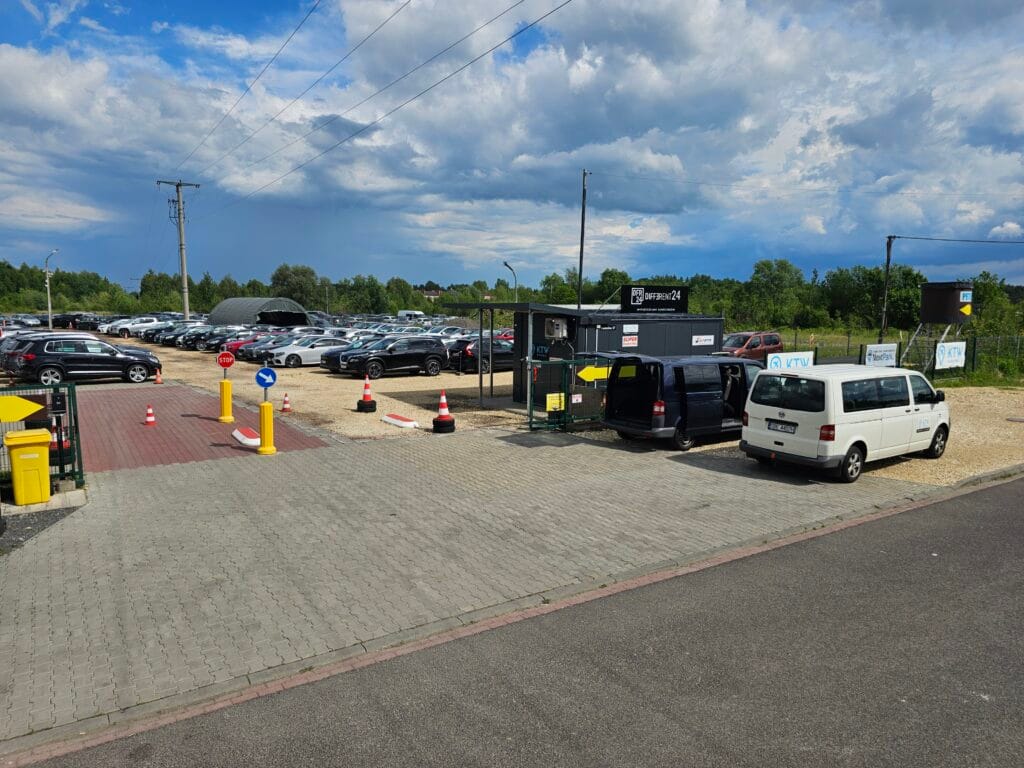 Wjazd na parking - oznakowane wejście, widoczny baner KTW Parking Pyrzowice.